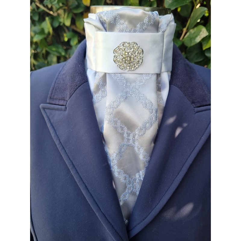 Cadenza stock tie ~ White / grey patterned brocade center