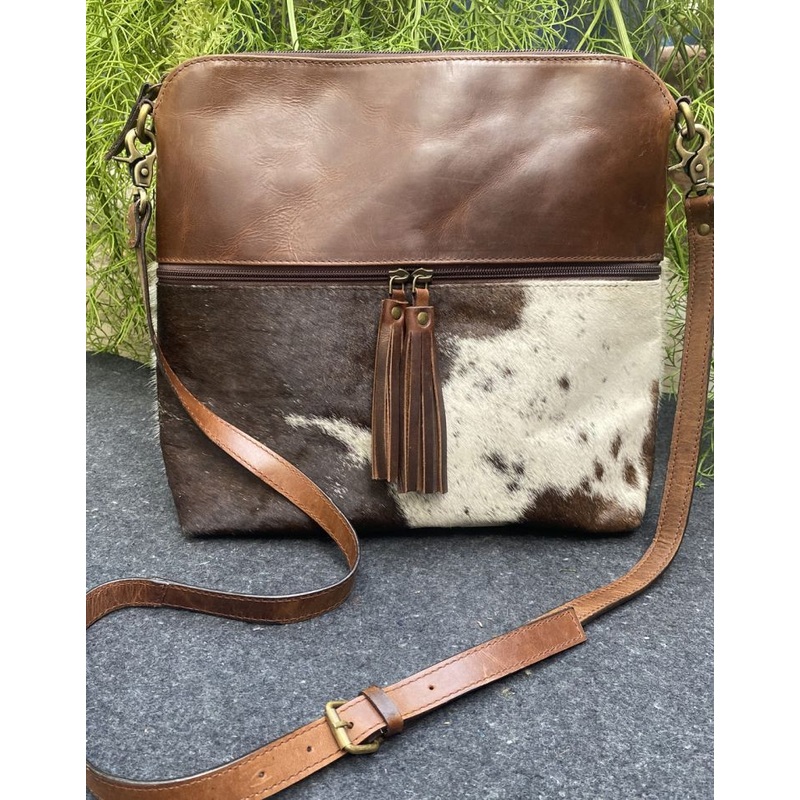 Zipper close leather crossbody bag cowhide